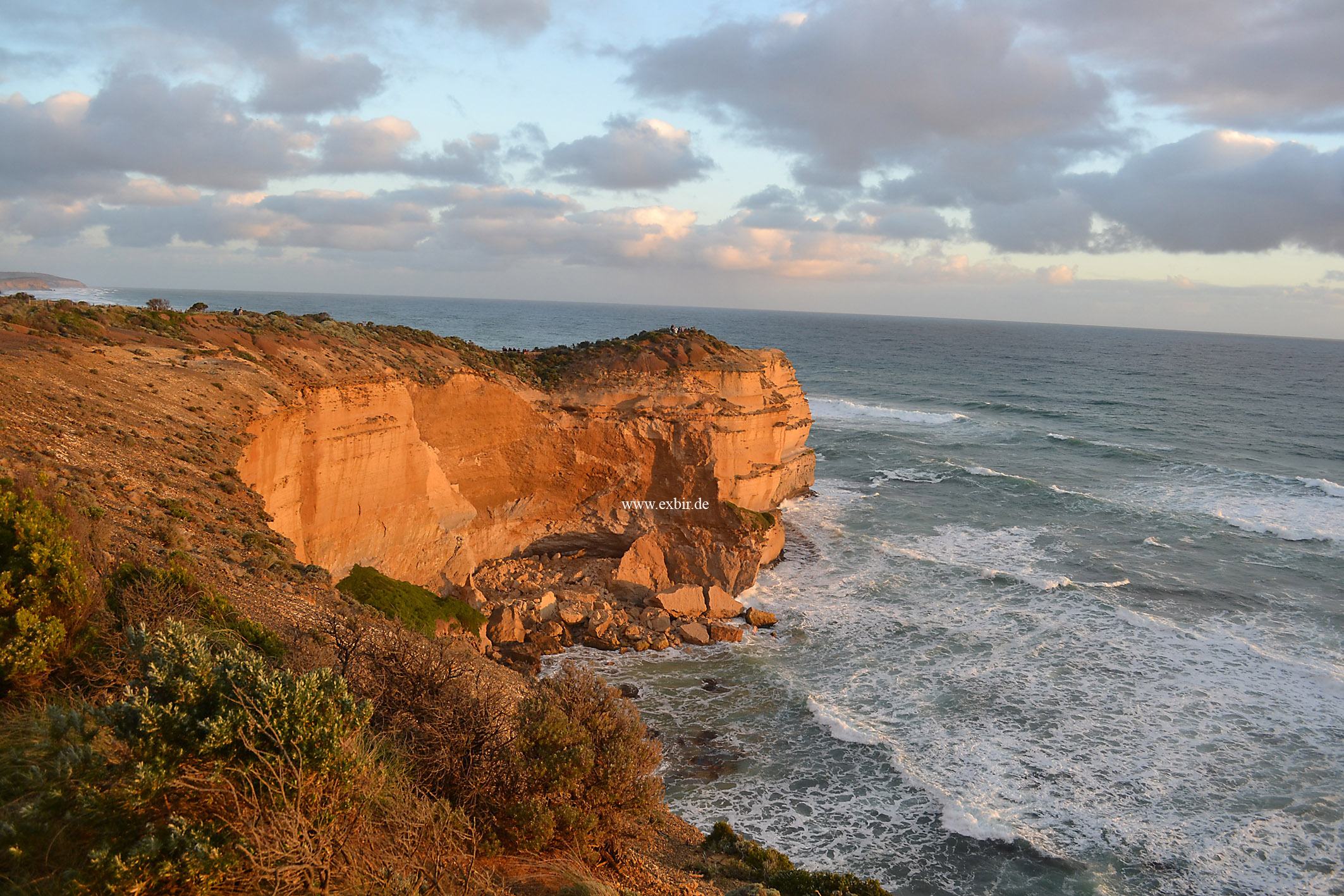 Die Küstenlinie an der Great Ocean Road im warmen Licht des Sonnenuntergangs. Foto:Christian Maskos