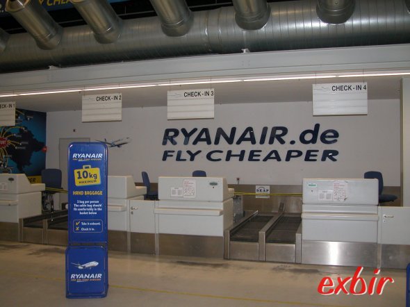 Damals gab es bei Ryanair noch einen klassischen Check-In und gratis Gepäckaufgabe.  Heute zahlt man nur noch für das was man wirklich möchte - den reinen Flug - und checkt einfach zu Hause selber ein. Foto: Christian Maskos