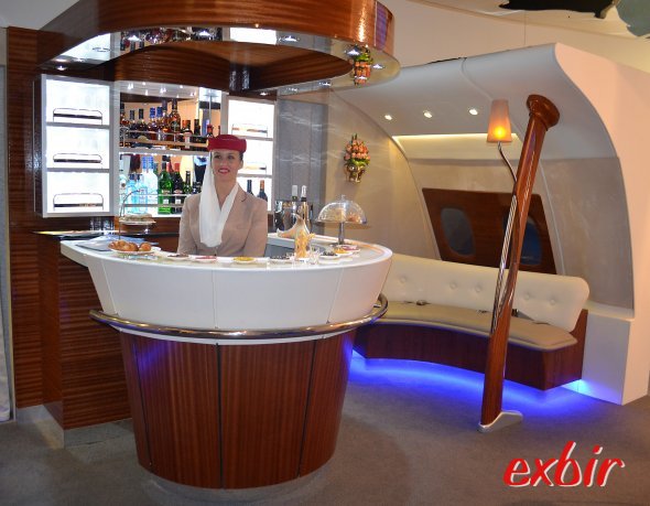 Nachbau der luxeriösen "Clubbar" von Emirates wie auf der Linie im Airbus A 380-800 angeboten. Foto: Christian Maskos