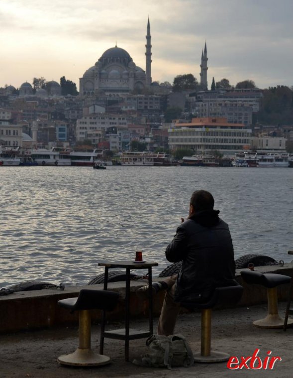 Einfaches Straßencafe,  Tisch, Stühle eine Tasse Tee und herrliche Aussicht: Das Istanbul der istanbuler abseits der Touristenströme.  Foto: Christian Maskos