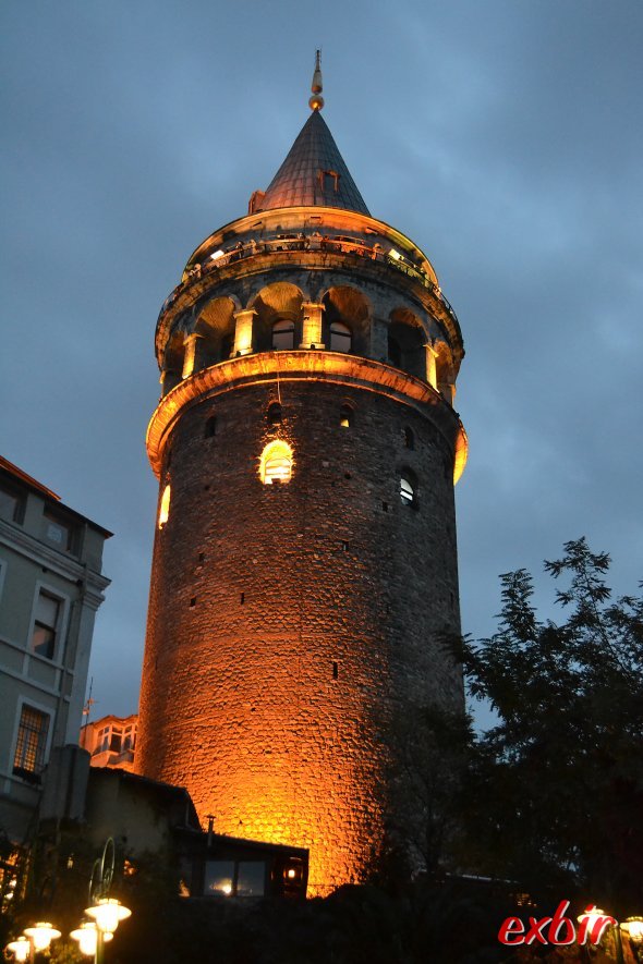 Galata-Tower in der Abenddämmerung,  nur fünf Fußminuten von der Szene auf der linken Seite entfernt.  Foto: Christian Maskos