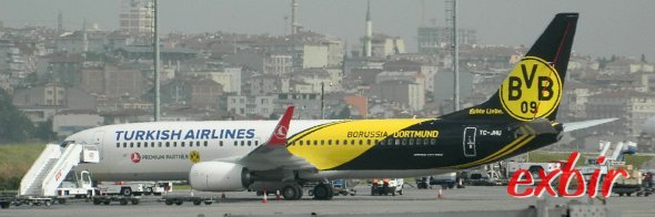 Die TC-JHU von Turkish Airlines trägt das Logo des BVB - der aktuell mit großem Abstand besten Fußballmannschaft der Welt.  Foto: Christian Maskos