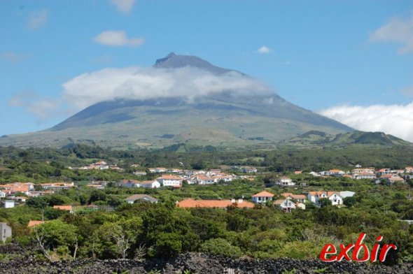 Der Vulkan Pico - Namensgeber der Insel -  ist der höchste Berg Portugals und schaut von oben meist aus den Wolken heraus.  Foto: Christian Maskos