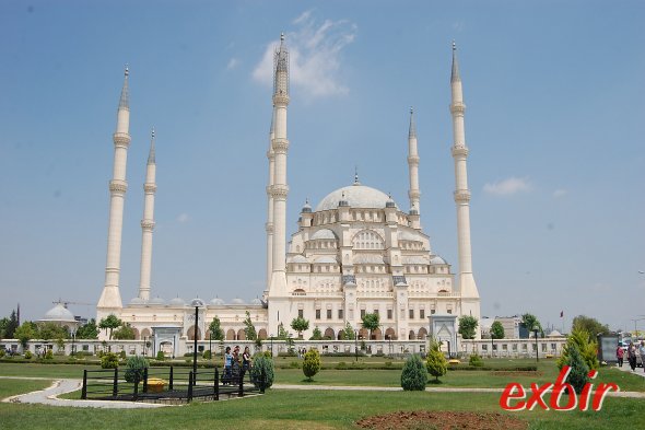 Die große Moschee von Adana ist neben der Steinbrücke das Wahrzeichen der Universitätsstadt.  Foto: Christian Maskos