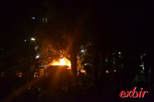 Und plötzlich ein unfreiwilliges Feuerwerk.  Ein Imbißwagen brannte aus und die Gasflaschen explodierten.Foto: Christian Maskos