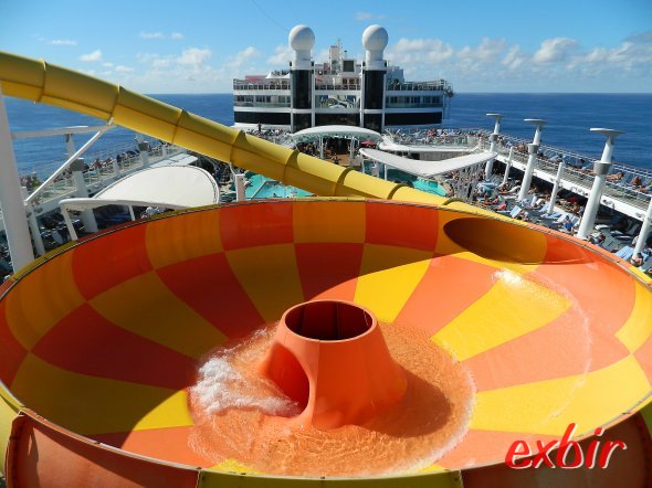 Einige Schiffe wie die Norwegian Epic haben auch einen ganzen "Aqua-Park"  mit Whirpool, Rutschen und Wasserspielen für Kindern an Bord.  Foto: Christian Maskos