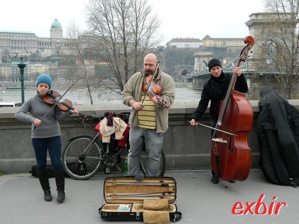 Straßenmusikanten an der Donau-Promenade in Pest.  Foto: Christian Maskos