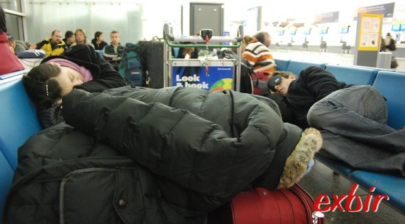 Viele Passagiere bervorzugen den Airport zum schlafen.  Foto: Christian Maskos