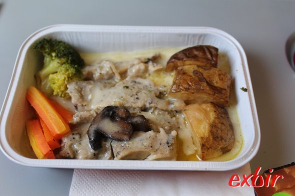 Preebooked Chicken-Meal   von Indonesia Air Asia X.  Foto: Christian Maskos