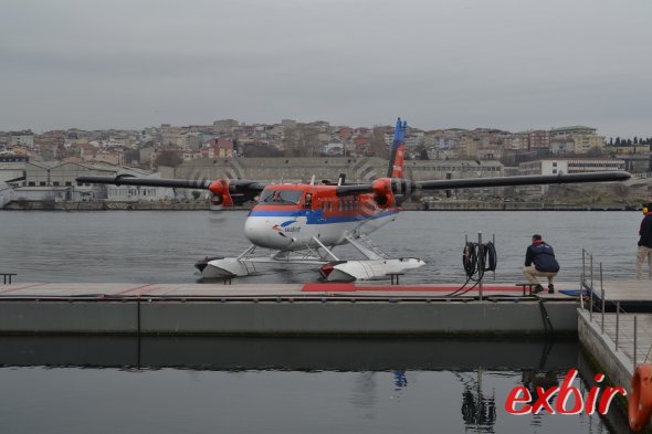 Ein Wasserflugzeug erreicht den Steg in Istanbul Halic.  Von Eminönu und sogar von den Touristenhotels in Sultanahmet kann man bequem zum Pier laufen.  Foto: Christian Maskos
