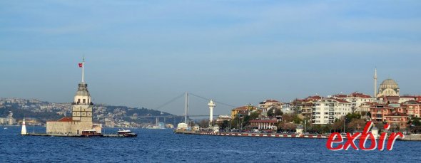 Die Kadiköy-Kabatas und Kadiköy-Besiktas Linien kommen ziemlich nah am Maiden Tower  entlang.   So spart man das Asuflugsboot.  Foto: Christian Maskos