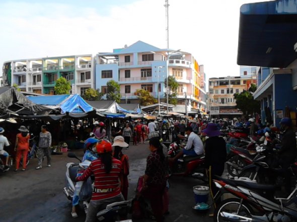Lebhaftes Treiben: Auf dem Morgenmarkt in Hà Tiên, Vietnam