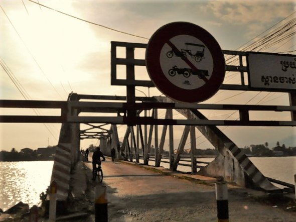  Für Rikschas keine Weiterfahrt: Die alte Brücke von Kampot und die Flusspromenade, Kambodscha