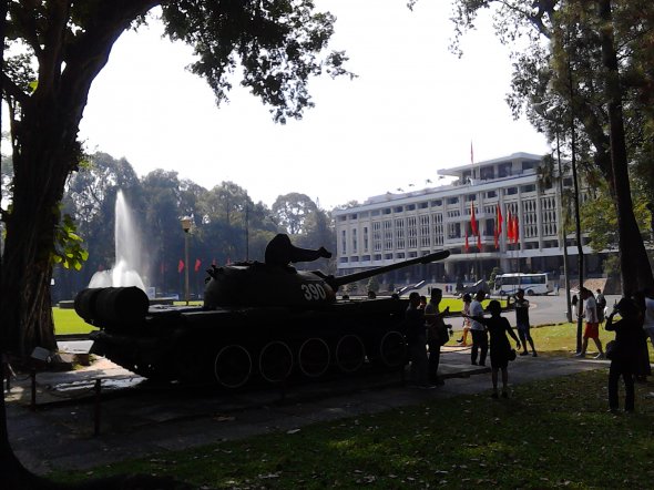 Bild 3, Der Schlusspunkt eines langen Kampfes: Als Panzer des Vietcong auf den Garten von General Thieus Präsidentenpalast vordrangen, endete am 30. April 1975 der Vietnamkrieg. Den Palast der Wiedervereinigung darf heute jeder besuchen.