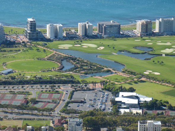 Lust auf Golf? Kapstadt bietet zahlreiche Golfplätze mit einer atemberaubenden Landschaft.