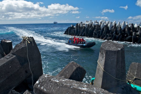 Zodiac bringing expedition members into the small harbour at Tristan da Cunha, Britische Überseegebiete