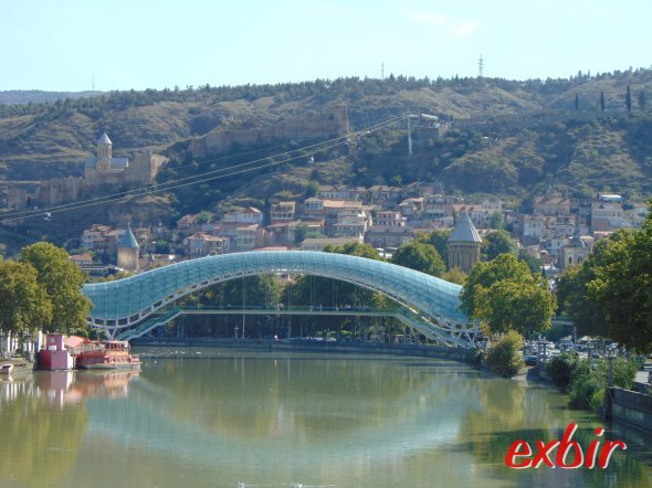 Die Friedensbrücke in Tiflis.  Die moderne Architektur mitten in der Altstadt sticht ins Auge.