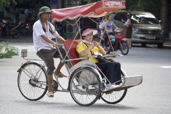 Eine der zahlreichen Fahrradrikschas in der vietnamesischen Hauptstadt Hanoi