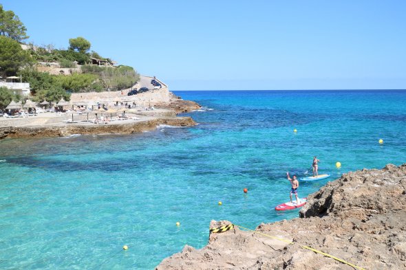 Glasklares Wasser in der Bucht Cala Molins auf Mallorca
