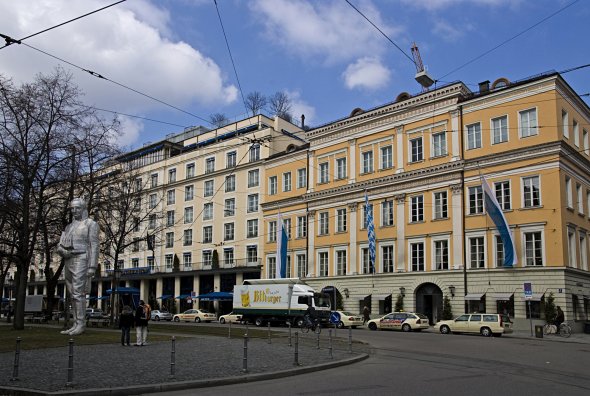Hotel Bayerischer Hof und das Montgelas - Palais