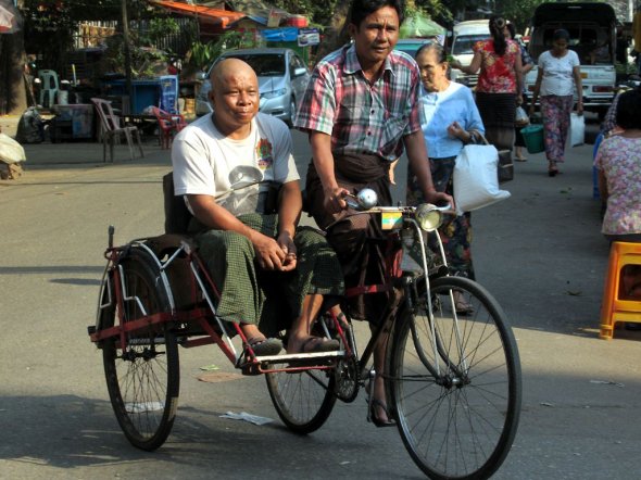 Einer der Fortbewegungsmittel in Myanmar - eine Fahrradrikscha