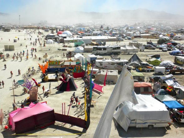 Follow Burning Man 2010 View from Malmart, Festival in Nevada, USA. Party mit über 70.000 Gästen