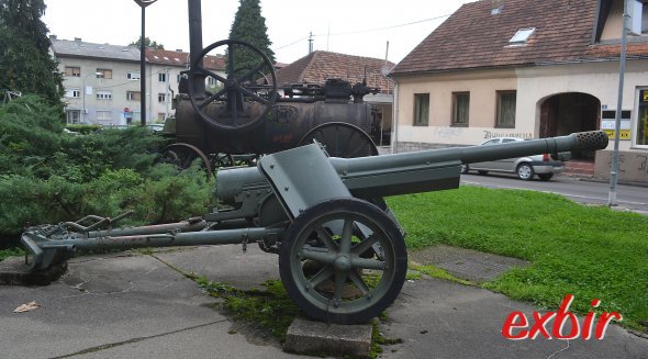 Der Krieg gehört zu der Geschichte von Banja Luka - ausgestellte Waffen erinnern daran. Gegenüber ist ein guter und billiger Imbiss. Foto: Christian Maskos