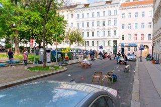 Wien, Strßenfest, Auf der Wohnstraße teilen sich motorisierte und nicht-motorisierte Menschen die Straße. Wenn alle aufeinander Rücksicht nehmen, funktioniert das klaglos. Das haben die bisherigen #wohnstrassenleben gezeigt. (