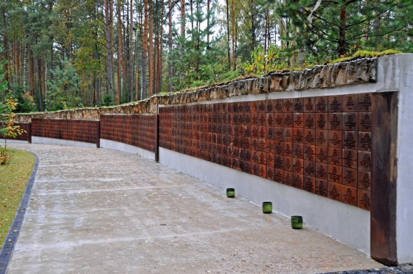Katyn, Gedenkstätte des Massagers an polnischen Ofiizieren durch Russen. vThe wall contains the names of the known victims.   Those who died at Katyn included an admiral, two generals, 24 colonels, 79 lieutenant colonels, 258 majors, 654 captains, 17 naval captains, 3,420 NCOs, seven chaplains, three landowners, a prince, 43 officials, 85 privates, and 131 refugees. Also among the dead were 20 university professors; 300 physicians; several hundred lawyers, engineers, and teachers; and more than 100 writers and journalists as well as about 200 pilots.