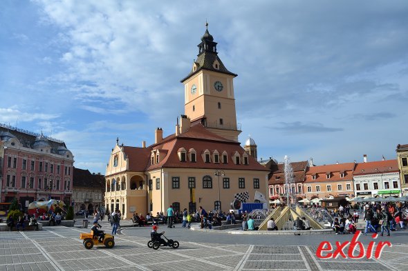 Der malerische Hauptplatz von Brasov mit dem Piața Sfatului (Marktplatz)  und dem historischen Rathaus.  Foto: Christian Maskos