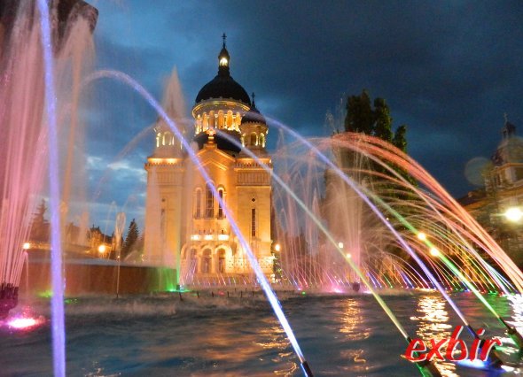 Springbrunnen vor der der Orthodoxen Kathedrale in Cluj-Napoca bei Nacht.  Foto: Christian Maskos