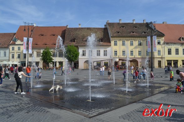 Hauptplatz vin Sibiu mit Sprinbrunnen.  Foto: Christian Maskos