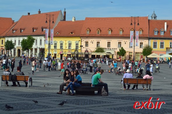 Auf dem Hauptplatz von Sibiu.   Foto: Christian Maskos