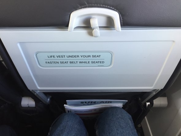 Für ein Regionalflugzeug genug Abstand und bequeme Sitze. 