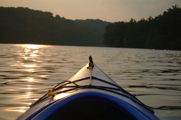 Mit dem Kayak In den Sonnenuntergang
