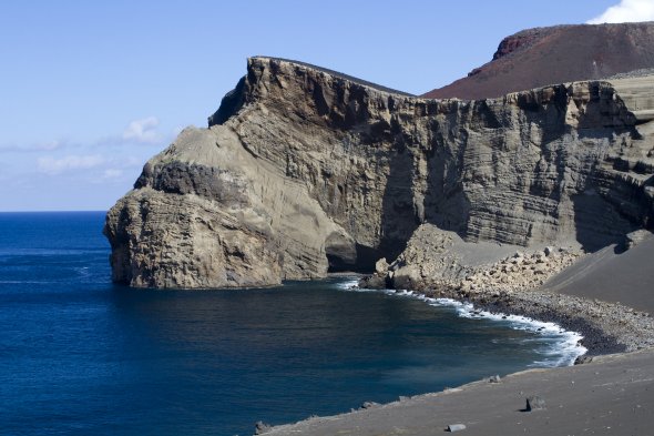 In Horta, der Inselhauptstadt von Faial auf den Azoren lohnt sich der Ausstieg. Mietet euch einen Mietwagen für ca. 40€ und erkundet die traumhafte Insel...