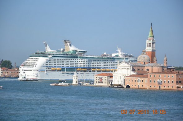 Bilder die es nicht mehr geben wird. Krezfahrtschiffe direkt in Venedig.