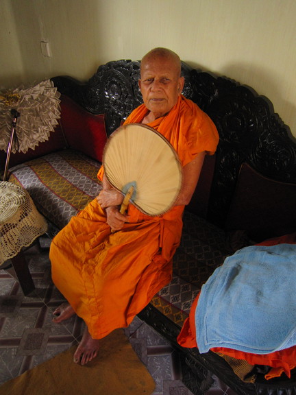 Der 92-jährige Chief Monk des Malwatu Maha Viharaya segnete mich. Foto: Wolfgang Hesseler