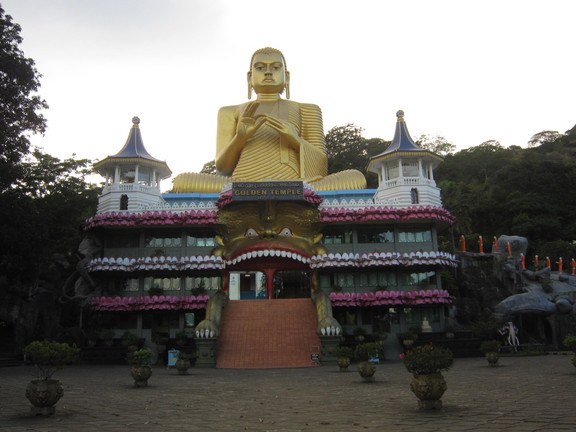 Dambulla mit der 30 Meter hohen Buddha Statue. Foto: Wolfgang Hesseler