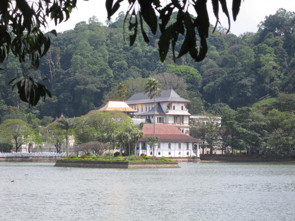Kandy See mit Blick auf den Zahntempel im Hintergrund. Foto: Wolfgang Hesseler