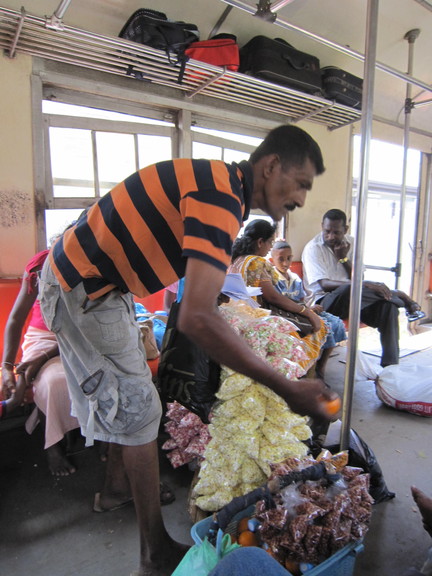 Süßigkeiten-Verkäufer im Zug von Negombo nach Colombo. Foto: Wolfgang Hesseler